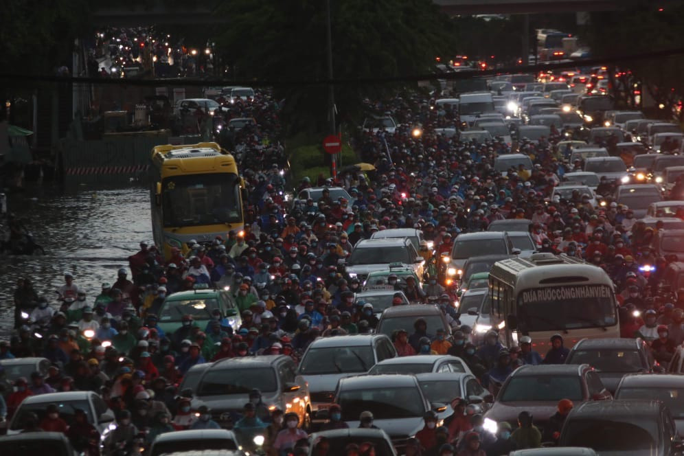 Nghìn người 'chôn chân' trong dòng xe cộ sau cơn mưa lớn ở Sài Gòn ảnh 2