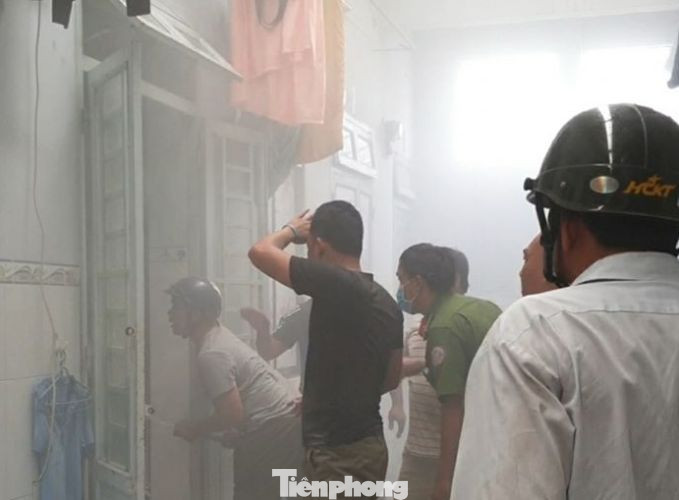 Giải cứu người đàn ông nghi tự thiêu trong phòng trọ ảnh 1