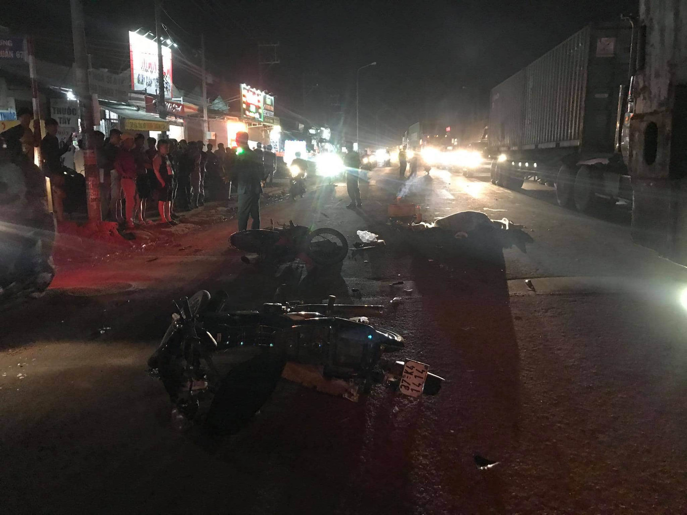 Tai nạn liên hoàn ở Bình Dương, 2 người thương vong ảnh 1