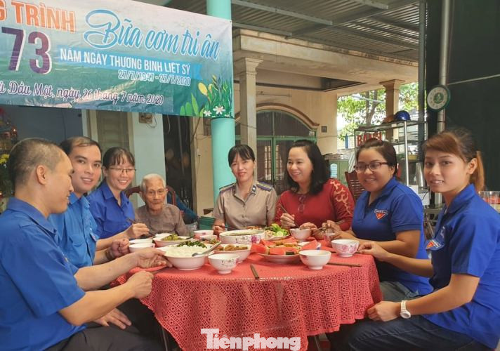 Tuổi trẻ Bình Dương ‘biến hình’ cột bê tông trong ngày Chủ nhật Xanh ảnh 8