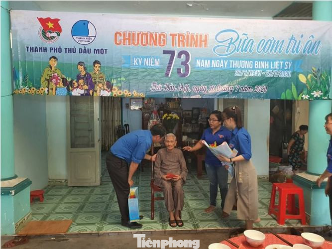 Tuổi trẻ Bình Dương ‘biến hình’ cột bê tông trong ngày Chủ nhật Xanh ảnh 7