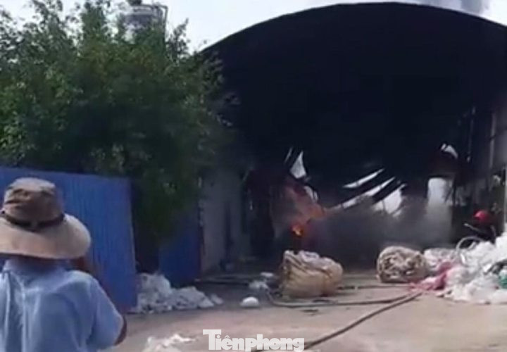 Công ty nệm mút ở Bình Dương chìm trong biển lửa ảnh 3