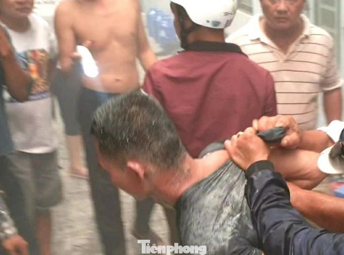 Giải cứu người đàn ông nghi tự thiêu trong phòng trọ ảnh 3
