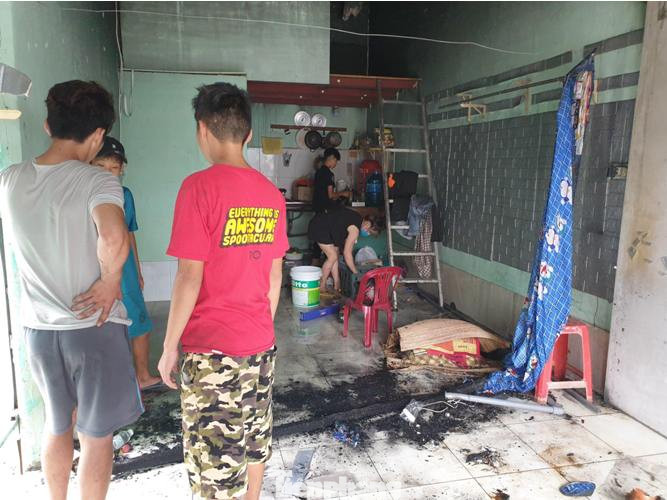 Phá tường, phun nước dập lửa cháy thiêu rụi kho vải và tiệm làm tóc ảnh 6