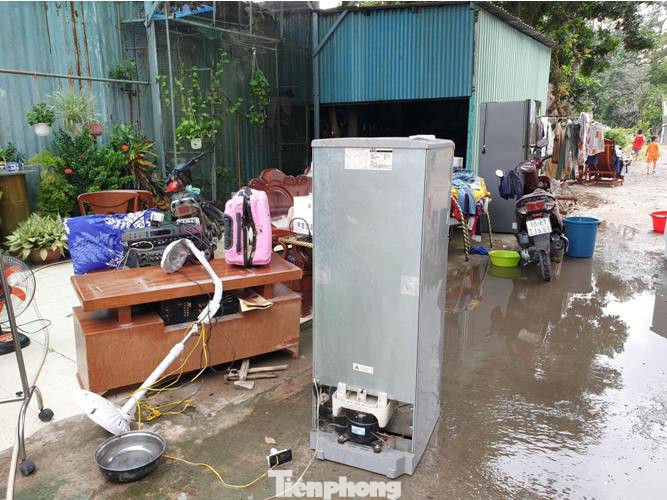 Phá tường, phun nước dập lửa cháy thiêu rụi kho vải và tiệm làm tóc ảnh 2