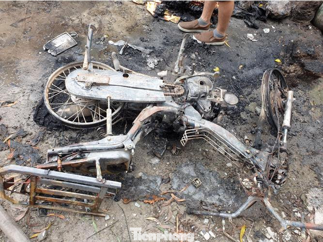 Phá tường, phun nước dập lửa cháy thiêu rụi kho vải và tiệm làm tóc ảnh 5