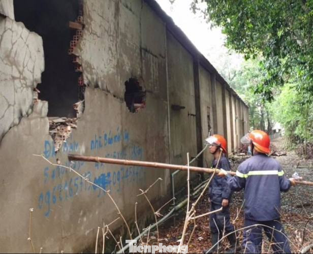 Phá tường, phun nước dập lửa cháy thiêu rụi kho vải và tiệm làm tóc ảnh 3