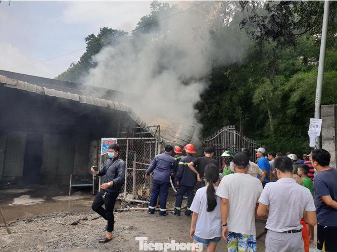 Phá tường, phun nước dập lửa cháy thiêu rụi kho vải và tiệm làm tóc ảnh 1