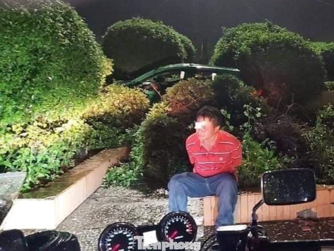 Cảnh sát chốt chặn bắt kẻ liều lĩnh cướp xe taxi ảnh 1