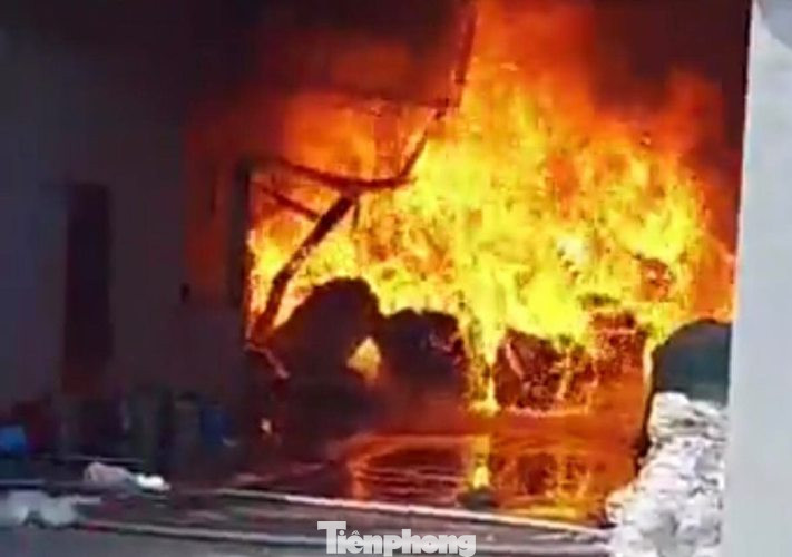 Công ty nệm mút ở Bình Dương chìm trong biển lửa ảnh 1