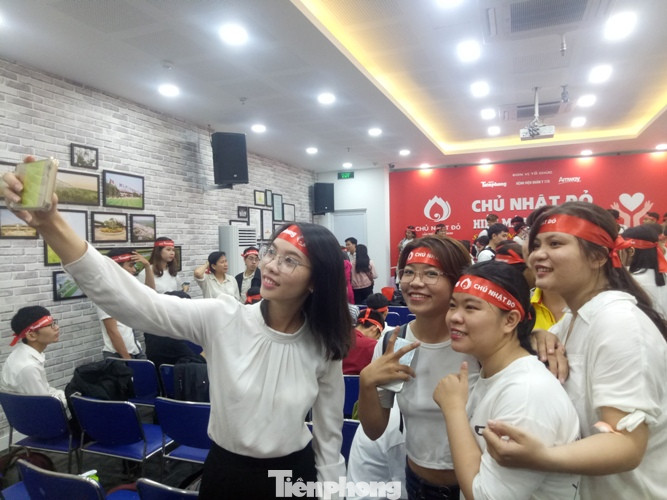Nụ cười ‘tỏa nắng’ của các bạn trẻ tại ngày hội hiến máu Chủ nhật đỏ ảnh 6