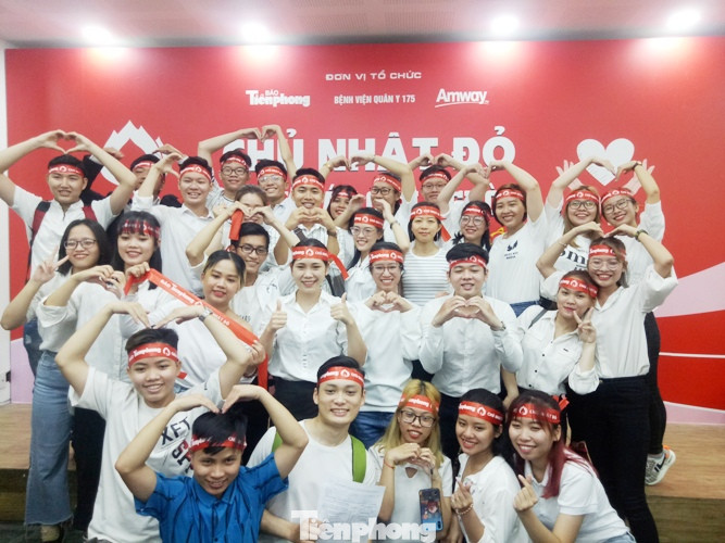 Nụ cười ‘tỏa nắng’ của các bạn trẻ tại ngày hội hiến máu Chủ nhật đỏ ảnh 8
