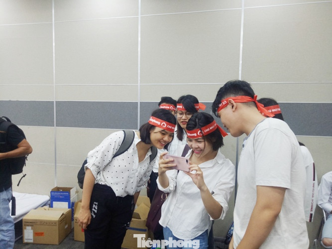 Nụ cười ‘tỏa nắng’ của các bạn trẻ tại ngày hội hiến máu Chủ nhật đỏ ảnh 7