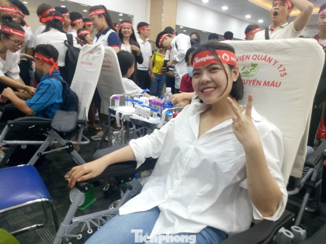 Nụ cười ‘tỏa nắng’ của các bạn trẻ tại ngày hội hiến máu Chủ nhật đỏ ảnh 3
