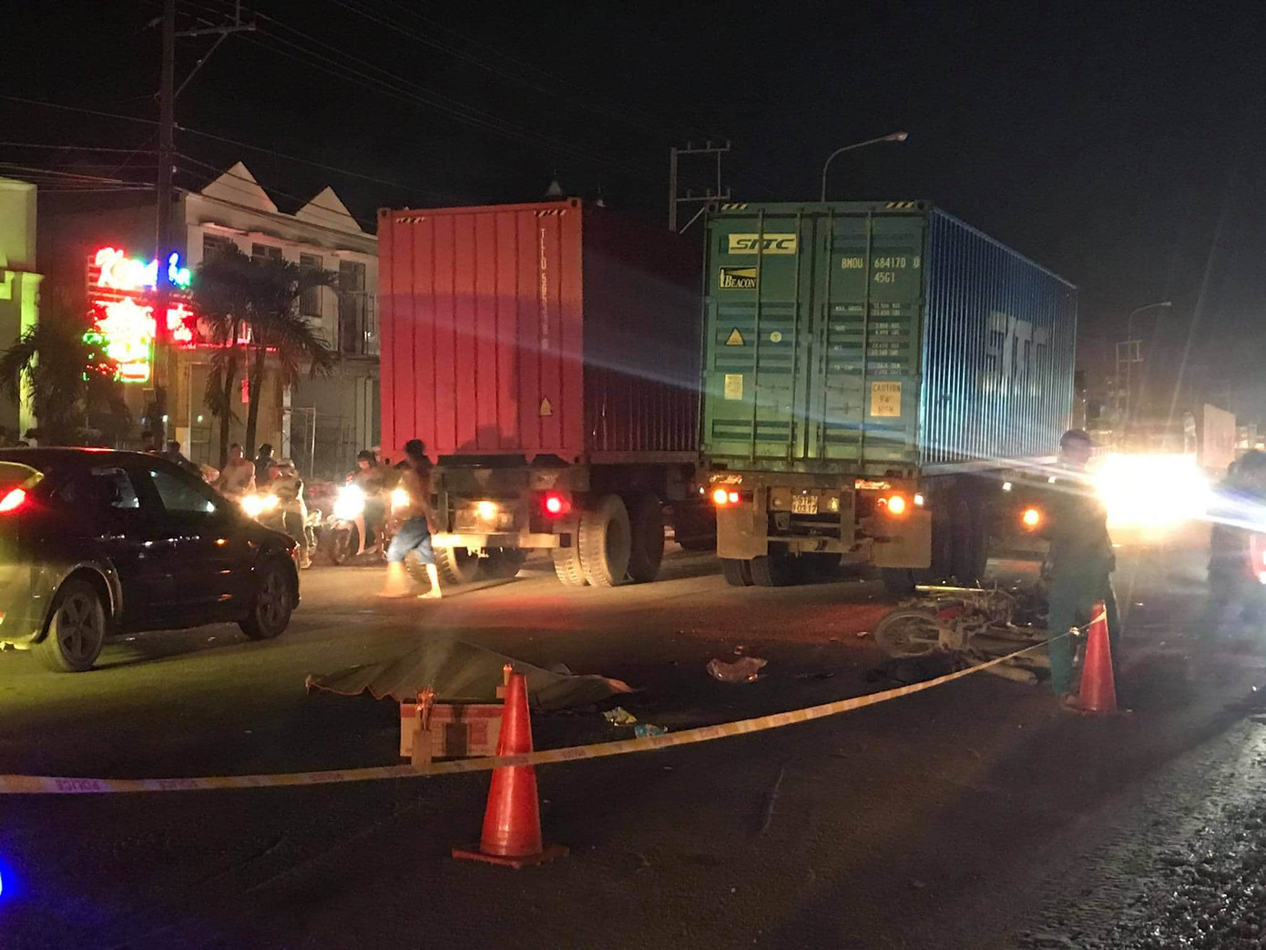 Tai nạn liên hoàn ở Bình Dương, 2 người thương vong ảnh 2