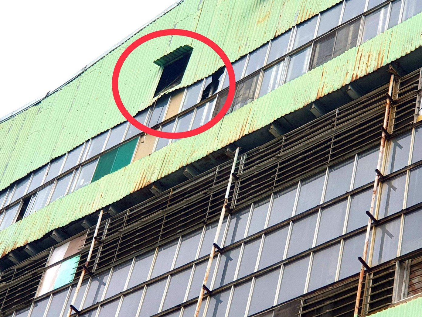 Nam công nhân rơi từ trên cao xuống đất, tử vong ảnh 1