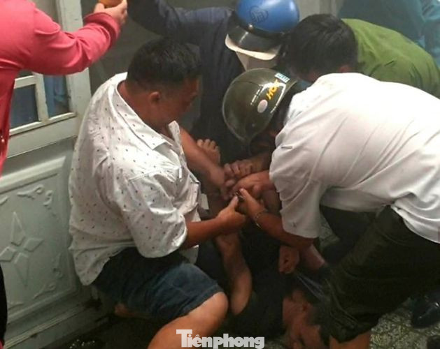 Giải cứu người đàn ông nghi tự thiêu trong phòng trọ ảnh 2