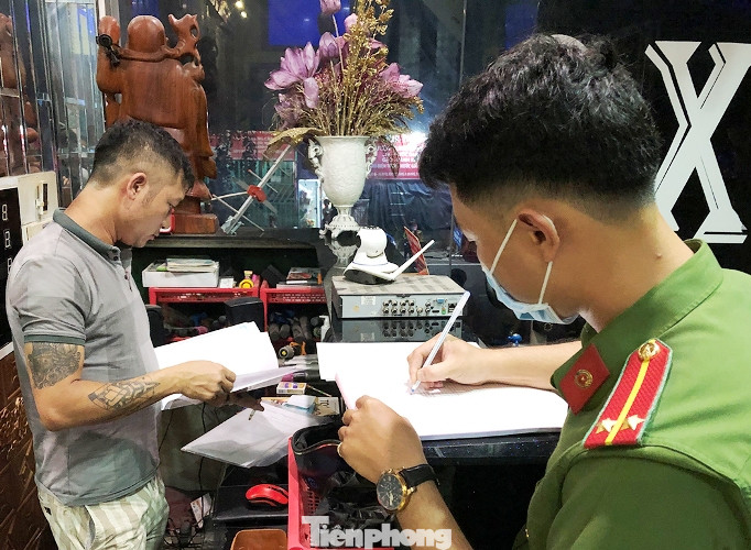 Nhiều khách và nhân viên trong quán karaoke ở Bình Dương 'dính' ma túy ảnh 2