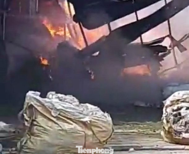 Công ty nệm mút ở Bình Dương chìm trong biển lửa ảnh 2