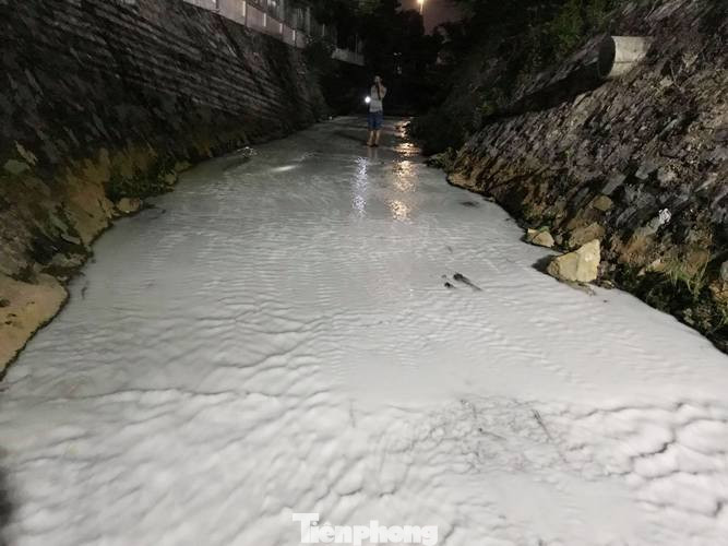 Bọt trắng xóa ở Suối Sọ 'Tuyết’ phủ trắng suối, mùi hôi nồng nặc ở Bình Dương ảnh 2