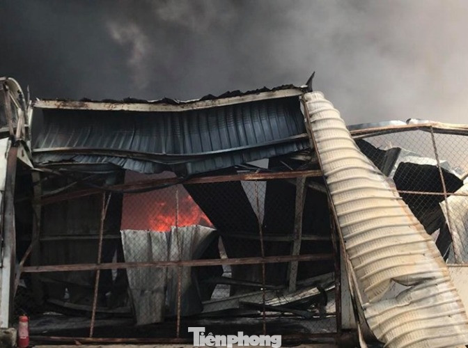 Công ty gỗ rộng 5.000m2 ở Bình Dương chìm trong biển lửa ảnh 4