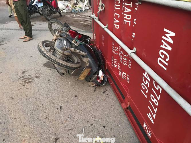 Thùng container văng khỏi xe mất lái đè chết 1 người đi đường ảnh 2