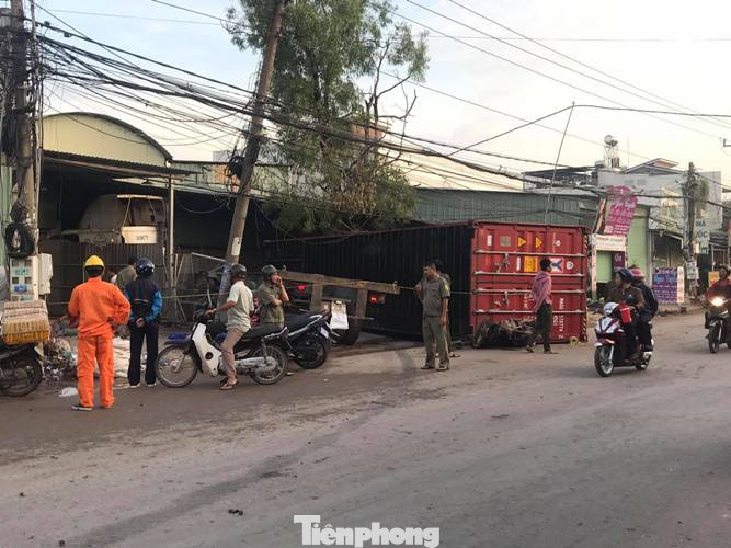 Thùng container văng khỏi xe mất lái đè chết 1 người đi đường ảnh 1