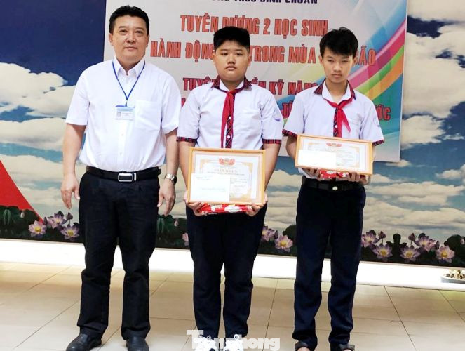 Khen thưởng hai học sinh đội mưa đẩy xe giúp người đi đường trong mưa ngập ảnh 2