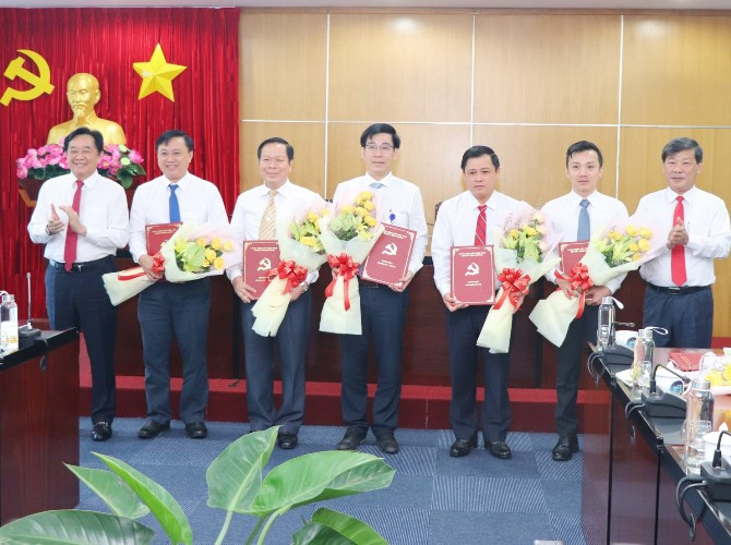 Bình Dương trao các quyết định về nhân sự ảnh 1