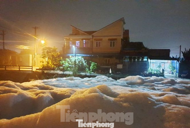 Cảnh bọt trắng từng xuất hiện ở Suối Chợ (TX Tân Uyên) đêm 8/4 'Tuyết’ phủ trắng suối, mùi hôi nồng nặc ở Bình Dương ảnh 6