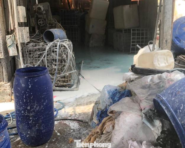 Tìm ra thủ phạm vụ 'tuyết’ phủ trắng suối ở Bình Dương ảnh 3