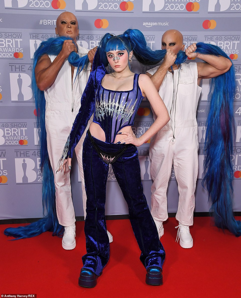 Dàn sao thảm đỏ Brits 2020: Hết ‘thả rông’ khoe ngực, đến váy xẻ sâu bất tận ảnh 26