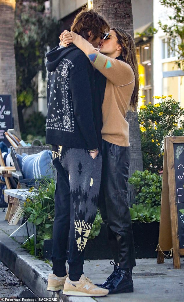 Alessandra Ambrosio tung ảnh khỏa thân ôm hôn đàn ông gây choáng ảnh 3