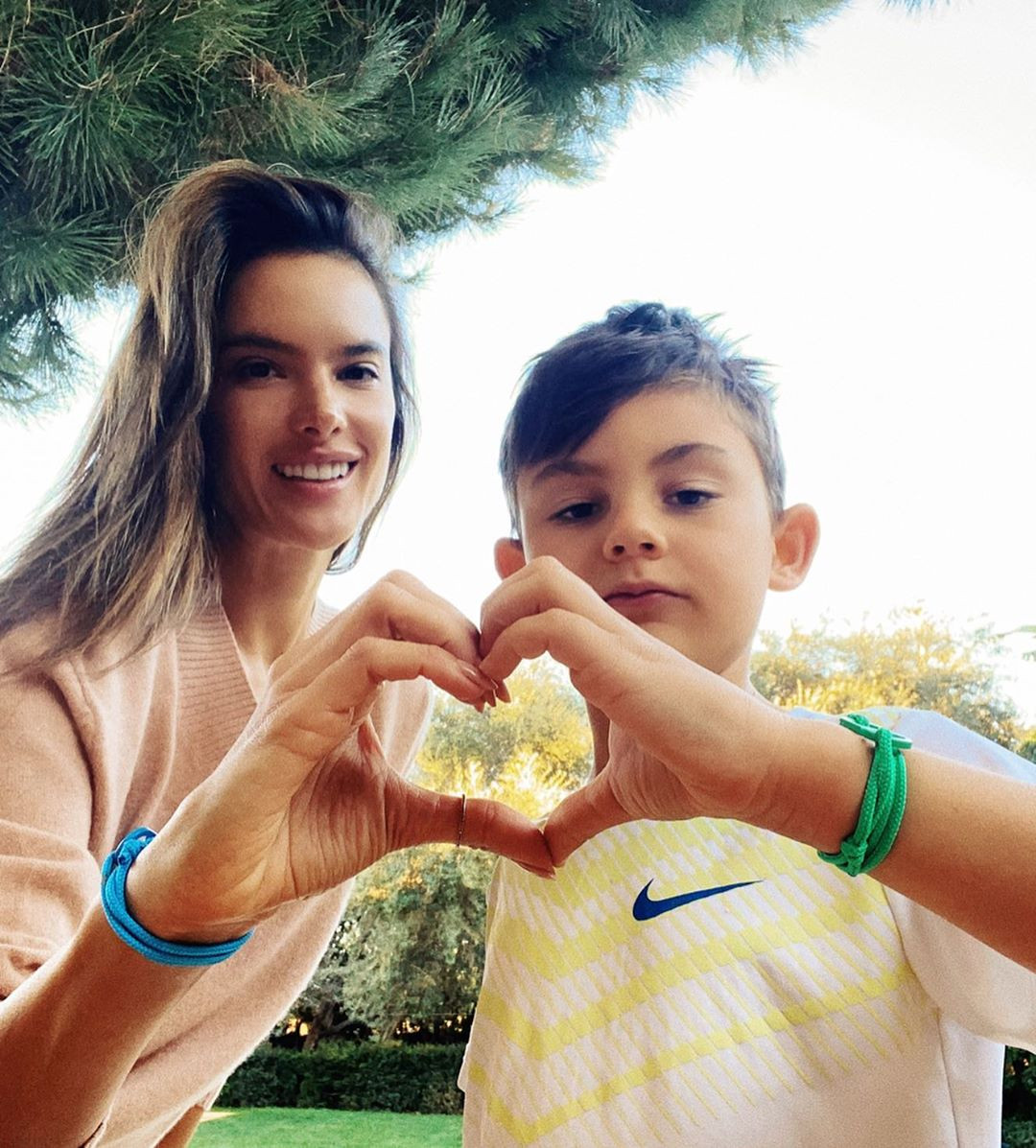 Alessandra Ambrosio tung ảnh khỏa thân ôm hôn đàn ông gây choáng ảnh 4