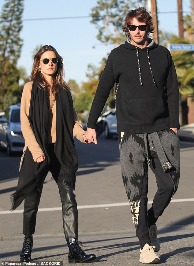 Alessandra Ambrosio tung ảnh khỏa thân ôm hôn đàn ông gây choáng ảnh 2