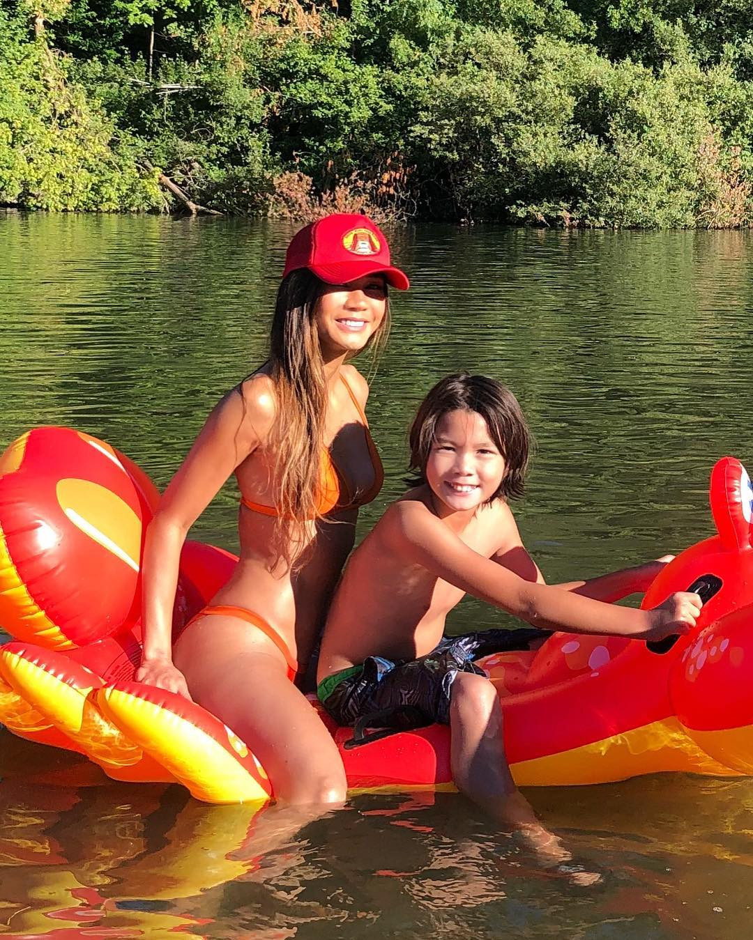 Bà mẹ U50 gây ‘bão’ mạng vì trẻ đẹp không kém con gái 19 tuổi ảnh 7