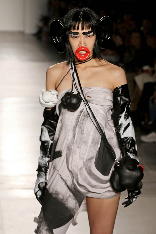 Người mẫu hoá khỉ trên sàn diễn thời trang gây 'sốc' ảnh 3