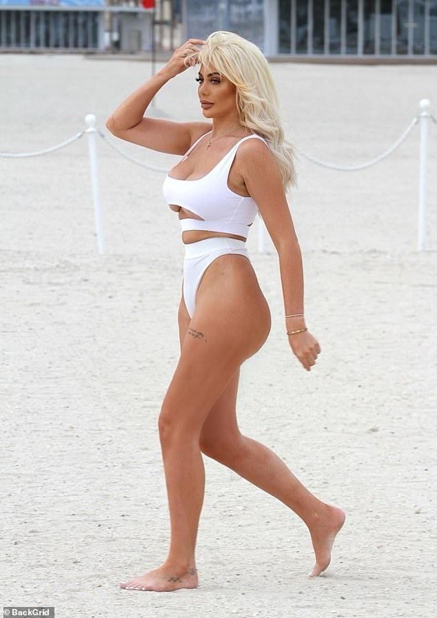 ‘Mỹ nhân dao kéo’ Chloe Ferry khoe vòng một nóng bỏng với bikini xẻ bạo ảnh 2