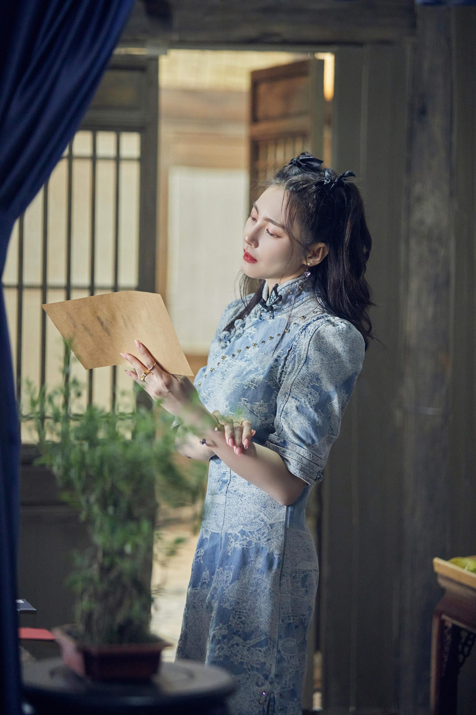 Dương Mịch mặc sườn xám ngắn lộ cả quần trong, gương mặt ‘búng ra sữa’ gây ngạc nhiên ảnh 5