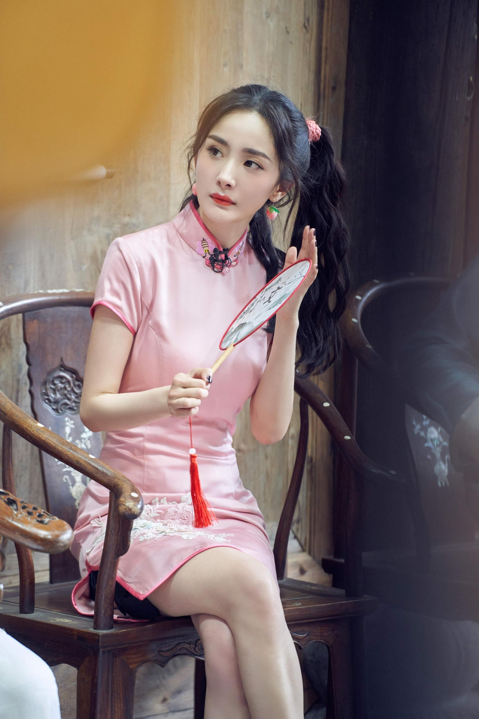 Dương Mịch mặc sườn xám ngắn lộ cả quần trong, gương mặt ‘búng ra sữa’ gây ngạc nhiên ảnh 4