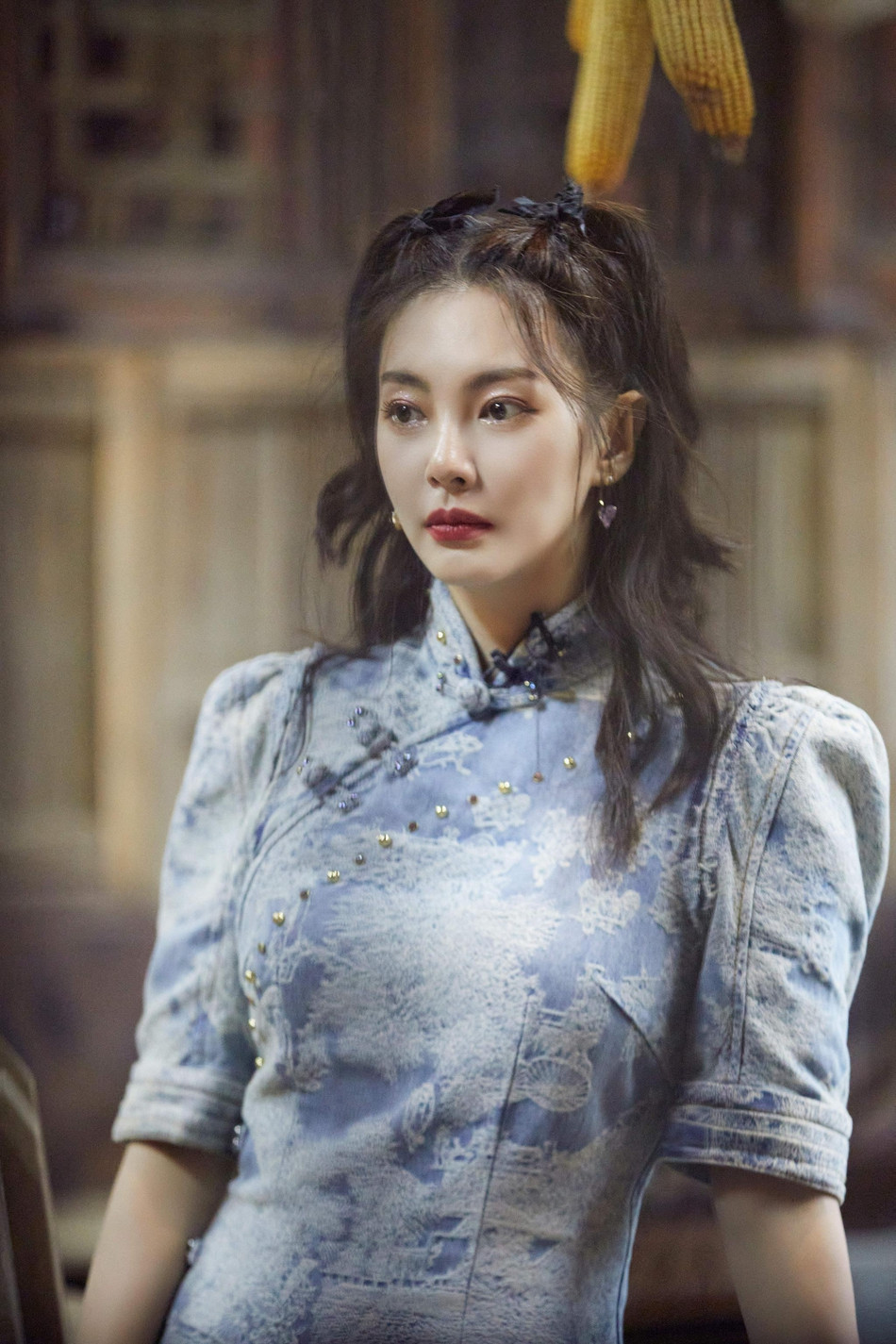 Dương Mịch mặc sườn xám ngắn lộ cả quần trong, gương mặt ‘búng ra sữa’ gây ngạc nhiên ảnh 6