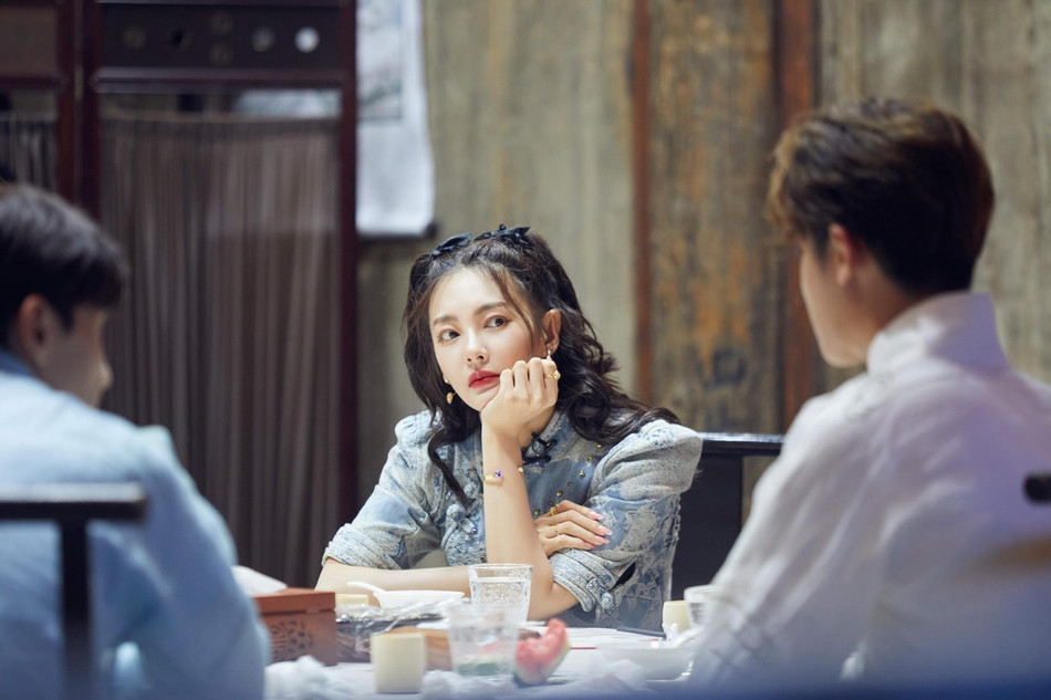 Dương Mịch mặc sườn xám ngắn lộ cả quần trong, gương mặt ‘búng ra sữa’ gây ngạc nhiên ảnh 7