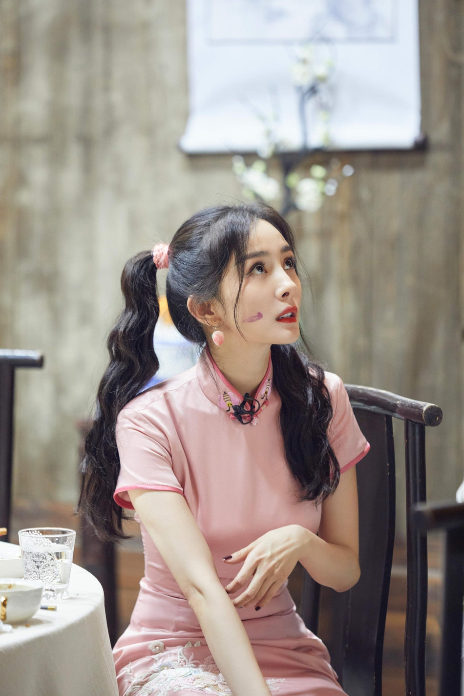 Dương Mịch mặc sườn xám ngắn lộ cả quần trong, gương mặt ‘búng ra sữa’ gây ngạc nhiên ảnh 3