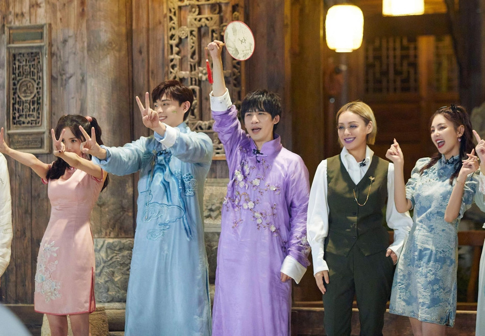 Dương Mịch mặc sườn xám ngắn lộ cả quần trong, gương mặt ‘búng ra sữa’ gây ngạc nhiên ảnh 1