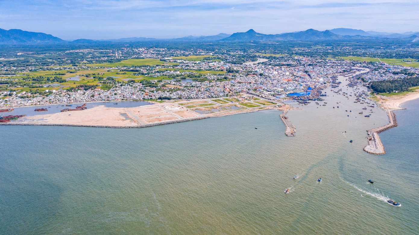 Đường ven biển, cao tốc, sân bay đang “chắp cánh” cho La Gi lên thành phố mới ảnh 1