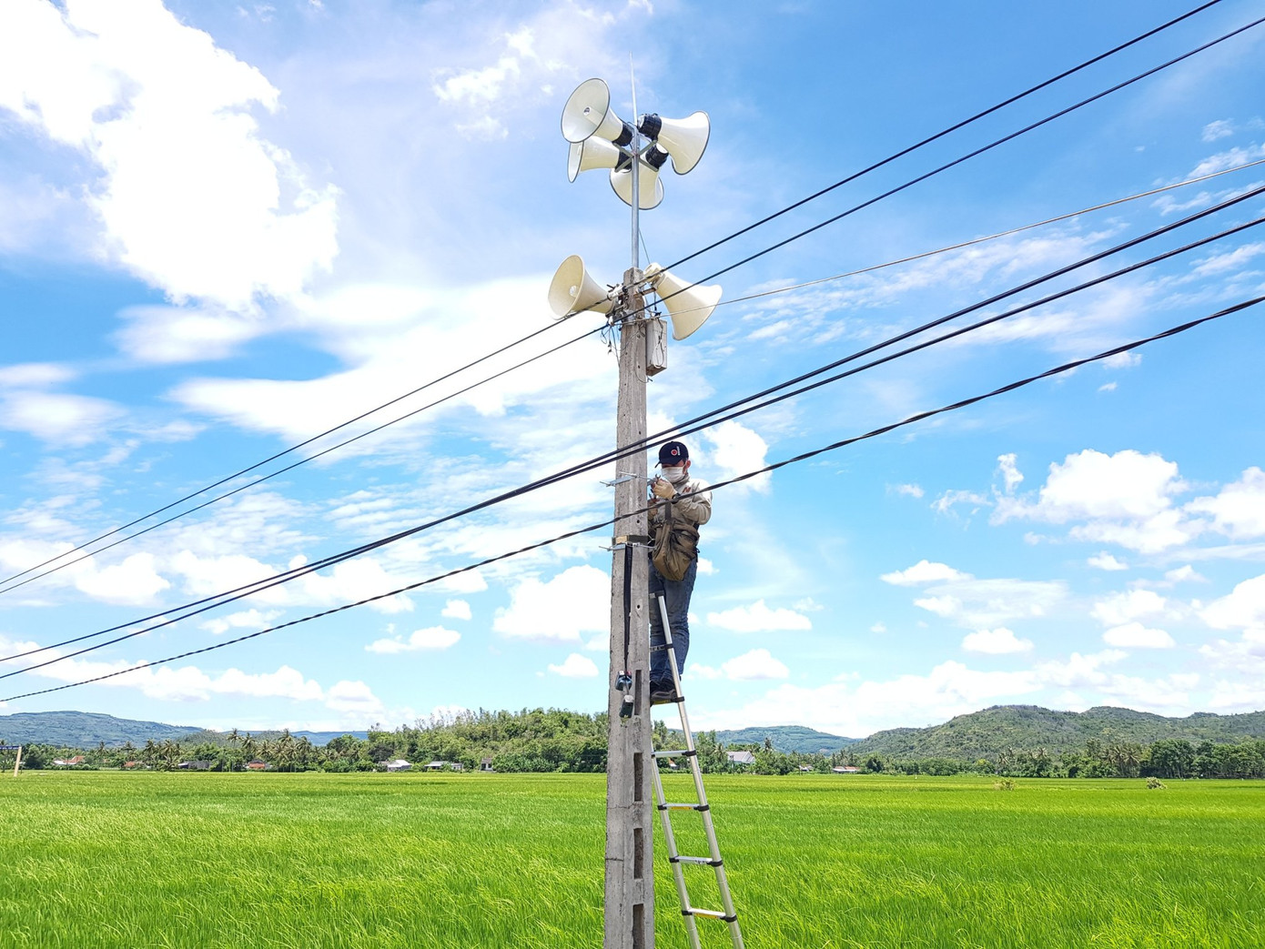 Cõng…loa lên núi cùng người dân phòng chống dịch COVID ảnh 4