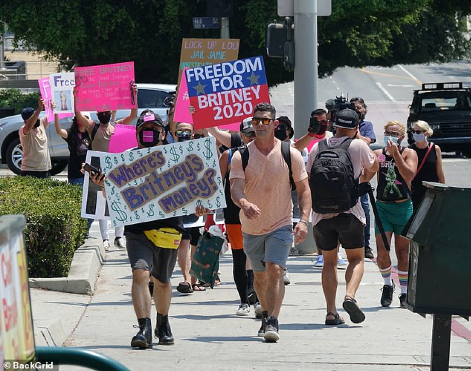 Chồng cũ tham gia biểu tình đòi trả tự do cho Britney Spears ảnh 2