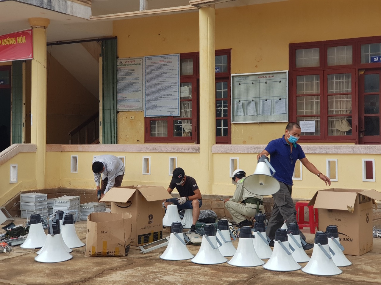 Cõng…loa lên núi cùng người dân phòng chống dịch COVID ảnh 2