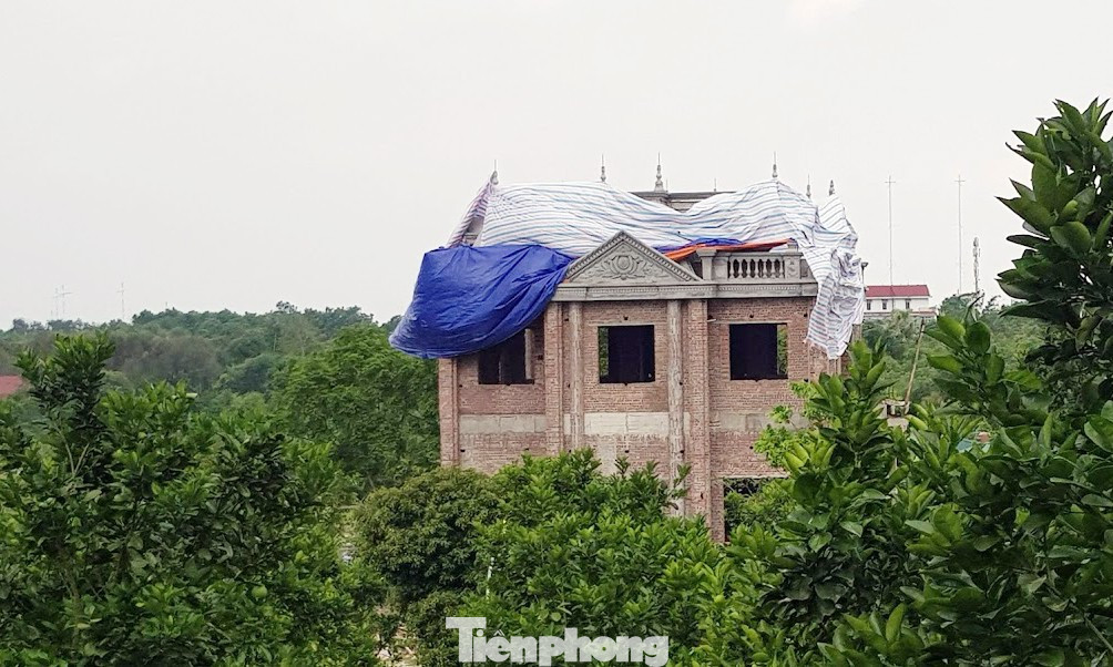 Biệt thự khủng 'mọc' trên đồi ở Ba Vì, bãi xe cao tầng biến thành chung cư ảnh 1