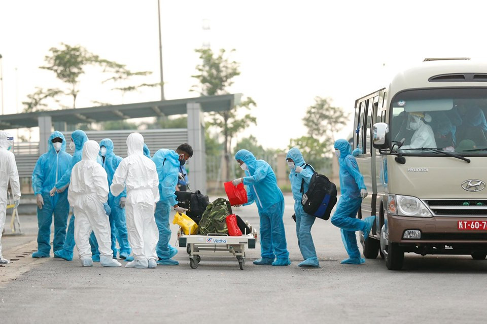 Xe đưa người mắc COVID -19 ở Guinea Xích đạo về tới bệnh viện Nhiệt đới ảnh 8